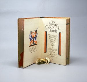 Los 411 - Craddock, Harry - The Savoy Cocktail Book. London und New York, Constable bzw. Simon & Schuster, 1930. - Mit eigenhändiger Verfasserwidmung - 2 - thumb