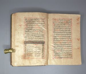 Los 1087 - Avicenna - Arabische Handschrift im Nastaliq-Duktus mit schwarzer Tinte auf gelatiniertem Büttenpapier - 6 - thumb