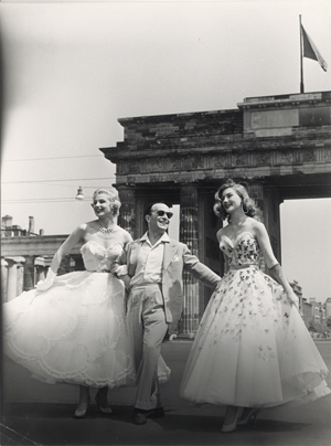 Los 6508 - Klebig, Robert (Bob) - Emilio Pucci und Models vor dem Brandenburger Tor - 0 - thumb