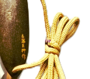 Los 641 - Inrô mit Zugenten - 4-teiliges Aufbewahrungs-Behältnis, unten signiert in Gold-Kanji "Koma Koryu saku" - 3 - thumb