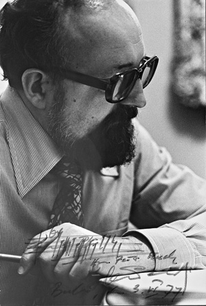 Lot 2646, Auction  127, Penderecki, Krzysztof, Porträt-Fotografie mit Notenzitat und Widmung. 1977