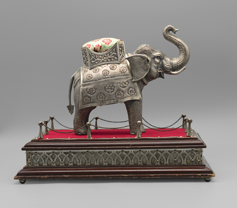 Lot 6385, Auction 127, Silberelefant, Tischzier mit großem Silberelefanten